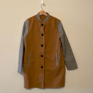 Medium weight coat. Unidentified brand. Like new. Pockets still sewn shut.